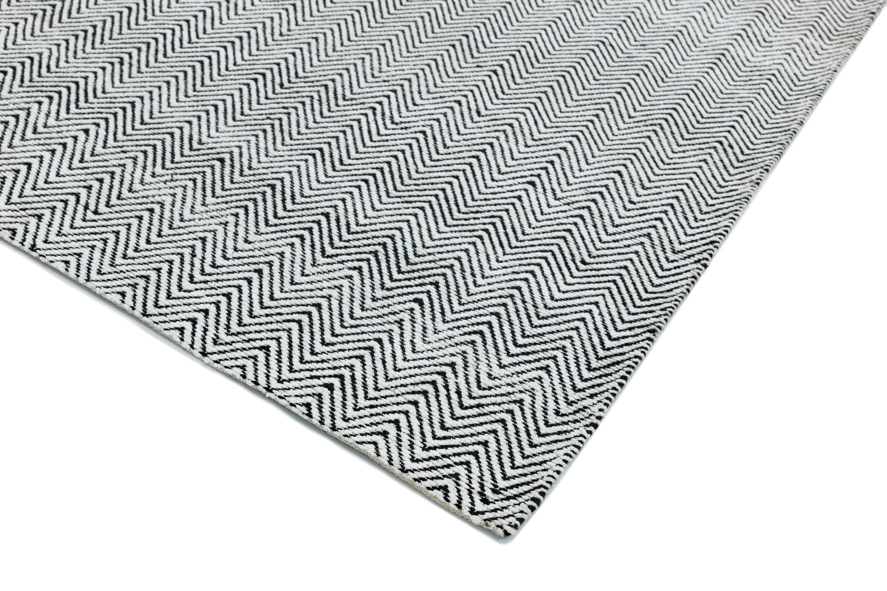 Ives Black / White Rug
